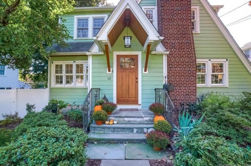 10 Hubbard Ct, Stamford, CT 06902-2204
