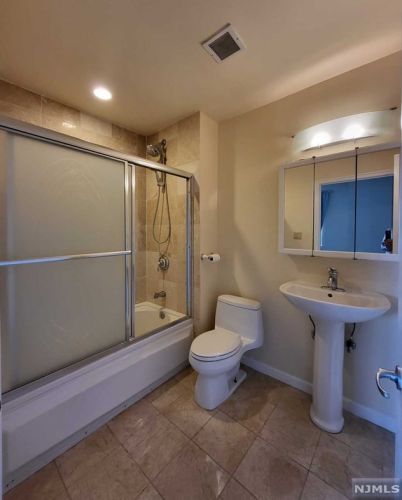 399 11th St, Palisades Park, NJ 07650-2200