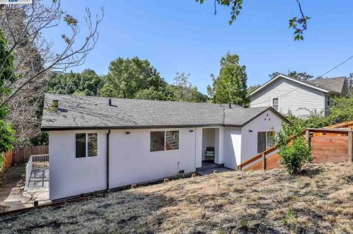 8387 Golf Links Rd, Oakland, CA 94605-4116