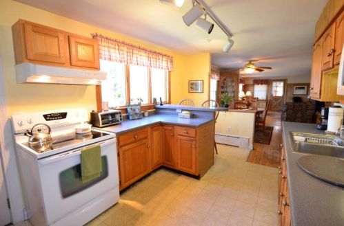 16 Greenlay St, Nashua, NH 03063-3111