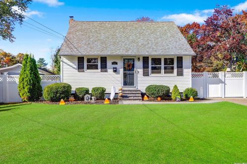 813 Southside Ave, West Islip, NY 11795-1419