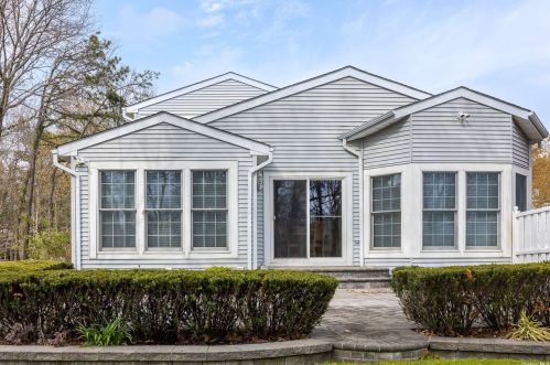 206 Fairfield Dr, Holbrook, NY 11741-2888