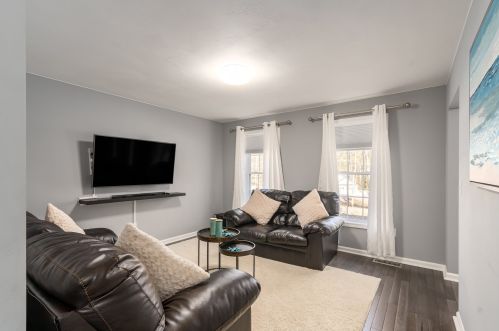 4 Ames Rd, Brookline NH  03033-2304 exterior