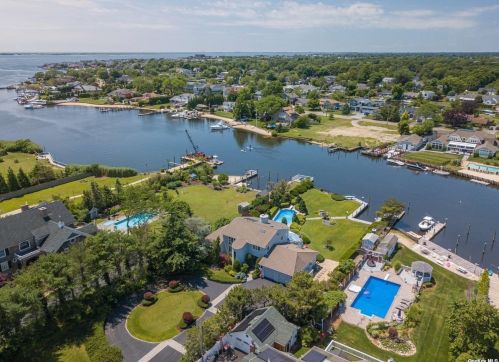 20 Cedar Ln, Babylon NY  11702-3809 exterior