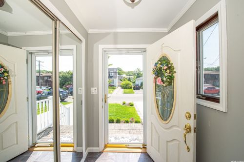 629 Oak Neck Rd, West Islip, NY 11795-3632