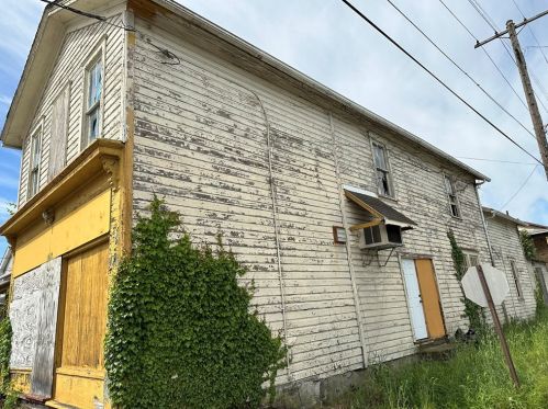 1427 3rd Ave, Beaver Falls, PA 15010-4245