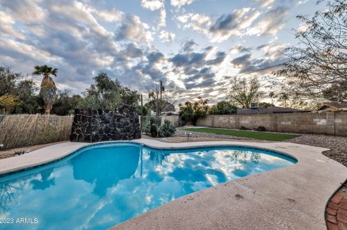 7142 12 St, Phoenix AZ 85022-3801 exterior