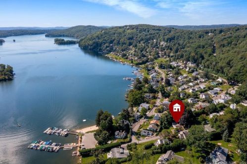 1 Bch Dr, Danbury CT  06812-3425 exterior