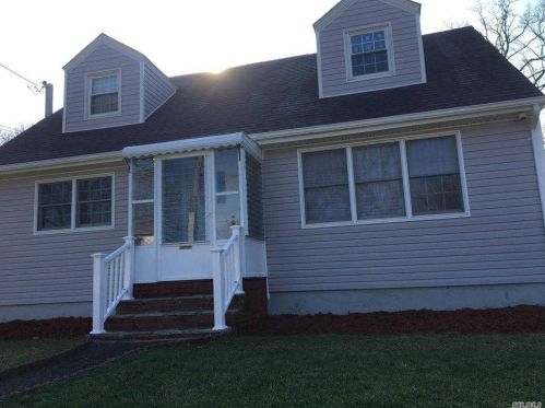 415 43rd St, North Lindenhurst, NY 11757-2306