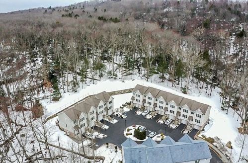 25 Old Oak Dr, Brookfield Center, CT 06804-2209