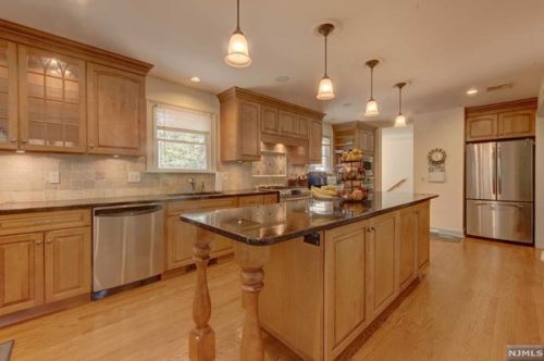 107 Iroquois Ave, Oakland NJ  07436-3741 exterior