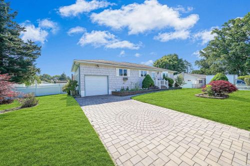 99 Cayuga Ave, Deer Park, NY 11729-2303