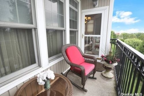 121 Roosevelt Way, Westbury NY  11590-6671 exterior