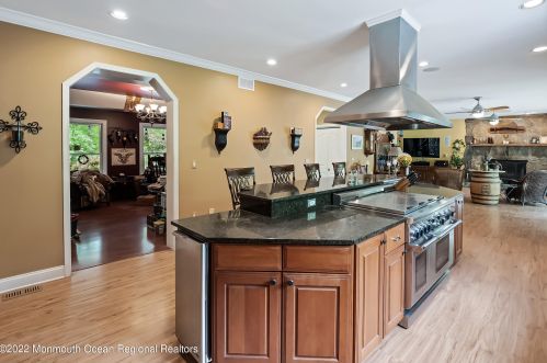 335 Veterans Hwy, Jackson Twp NJ  08527-2832 exterior
