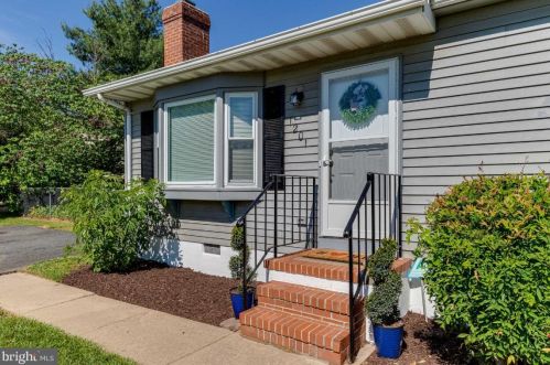 1201 Dewberry Dr, Fredericksburg VA  22407-4881 exterior