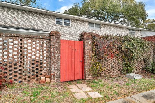 703 Center St, Mount Pleasant SC  29464-4902 exterior