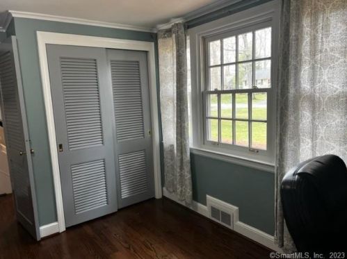 31 Oak Ridge Ln, Hartford CT  06107-3506 exterior