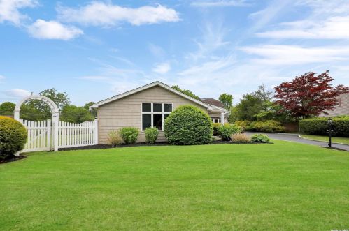 6 Hayuta Ct, Holtsville, NY 11742-1206