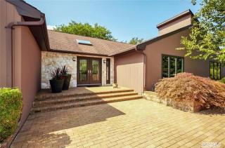 24 Cabriolet Ln, Huntington Station, NY 11747-1922