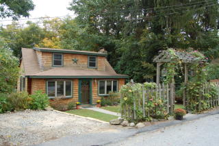 8 Quaker Rd, Kent Lakes, NY 10512-4902