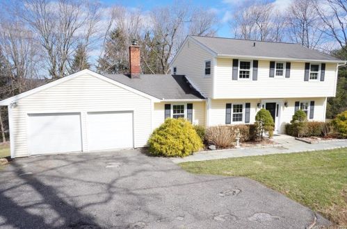 9 Juniper Ln, Brookfield Center, CT 06804-1207