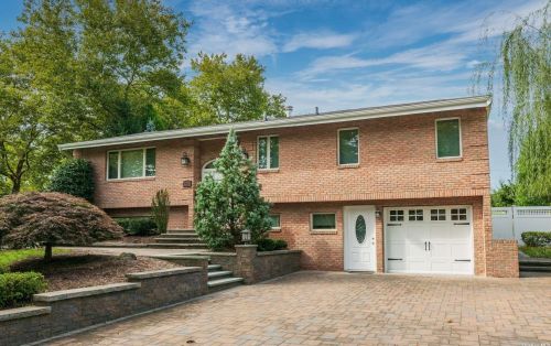 6 Cedar Crest Dr, Huntington Station NY  11746-6652 exterior