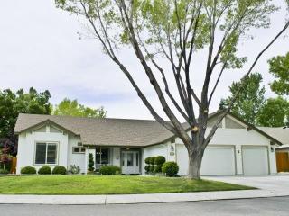 2326 Navajo Cir, Bishop, CA 93514-8015