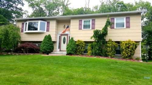238 Betsy Ross Dr, Orangeburg, NY 10962-2610