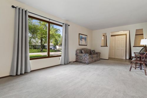 13815 Prospect Dr, Waukesha, WI 53151-1758