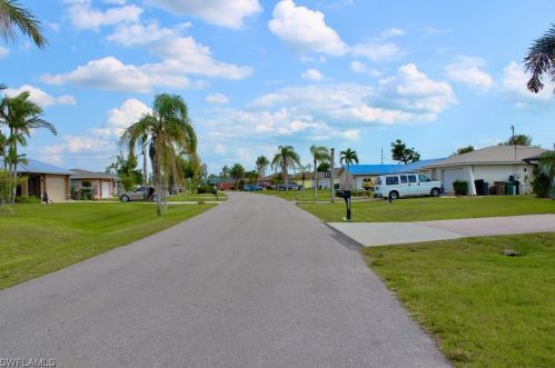 3752 2nd Ave, Cape Coral FL  33904-4807 exterior