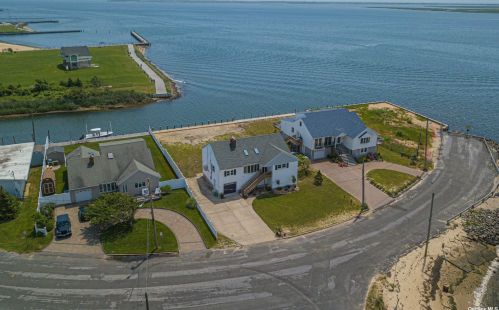 114 Western Concourse, Amityville, NY 11701-4127