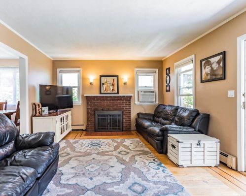 27 Hilden St, San Remo NY  11754-1743 exterior