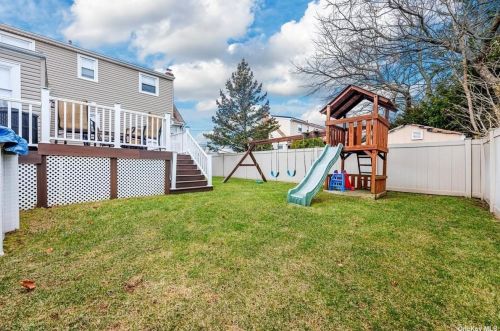 372 5 St, North Lindenhurst NY 11757-1149 exterior