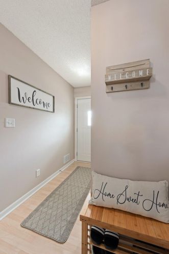 3279 Hill Ridge Dr, Saint Paul, MN 55121-1749