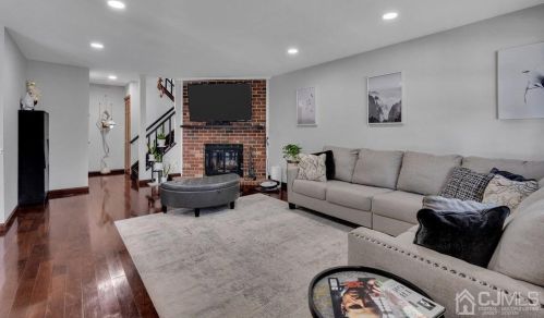 2 Covington Ct, East Brunswick NJ  08816-5127 exterior