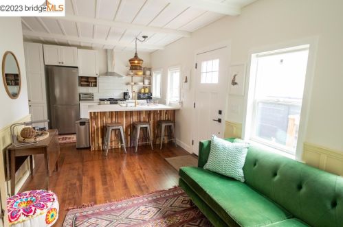 1058 56th St, Oakland CA 94608-2745 exterior