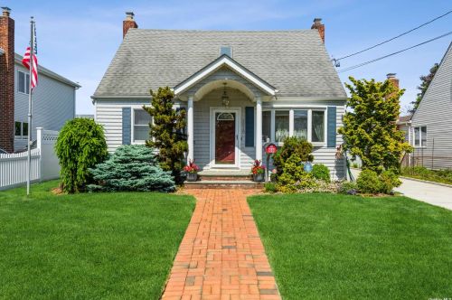1018 Bowling Green Dr, Westbury, NY 11590-5504