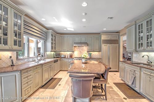 24 Dora Ln, Holmdel Village NJ  07733-1671 exterior