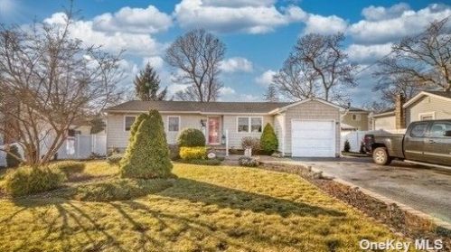 48 Fulton St, Lake Grove NY  11755-3040 exterior