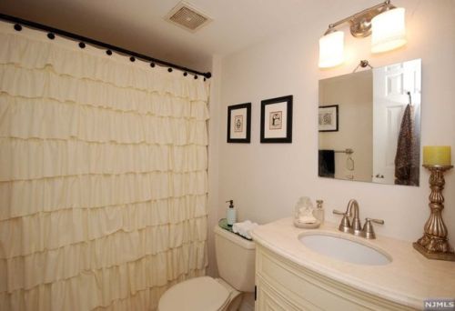 601 Mark Twain Way, Mahwah NJ  07430-3475 exterior