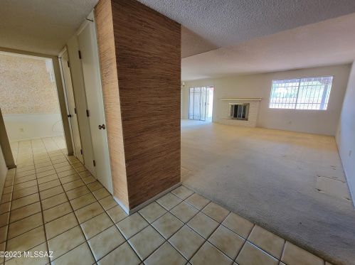 9008 Palms Park Dr, Tucson, AZ 85715-5645