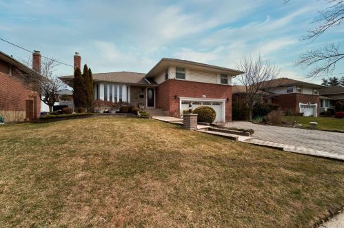 27 Ridge Dr, Westbury, NY 11590-2712