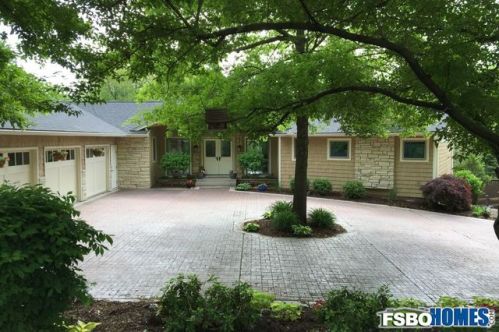 27 Briarwood Ln, Panarama Park, IA 52722-5404