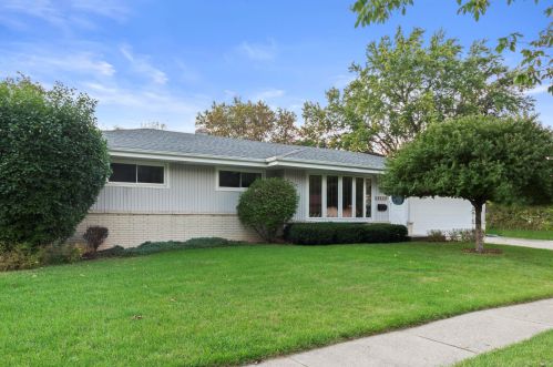 5830 Lakeview Dr, Greendale WI 53129-1937 exterior