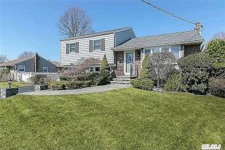 19 Frost Ln, Greenlawn, NY 11740-2708