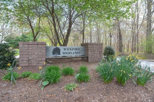 17 Wickham Rd, North Kingstown, RI 02852-3501