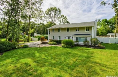 27 Highland Blvd, Huntington Station, NY 11746-6318