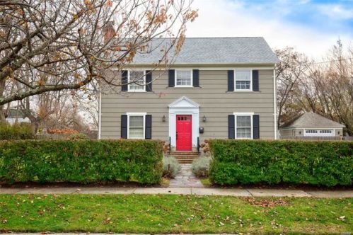 105 Broad St, Greenport, NY 11944-1318
