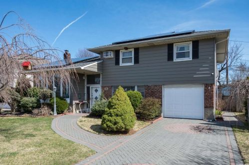 70 Lea Ann Ter, North Wantagh, NY 11793-2123