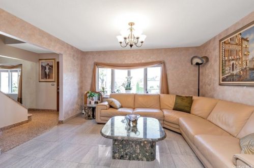 890 Helene St, North Wantagh, NY 11793-1624